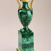 Ваза из малахита на постаменте — фотография 2