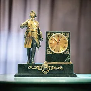 Настольные часы «Петр I» из бронзы и змеевика — фотография 1