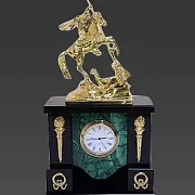 Каминные часы «Георгий Победоносец» из малахита с крыльями — фотография 2