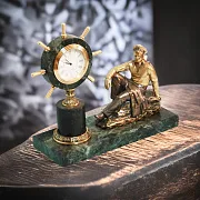 Настольные часы «Моряк» из бронзы и змеевика — фотография 1