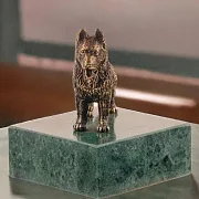 Бронзовая статуэтка «Овчарка» на змеевике — фотография 1
