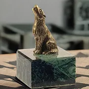 Бронзовая статуэтка «Воющий волк» на змеевике — фотография 1