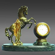 Овальные настольные часы «Конь» из бронзы и змеевика — фотография 2