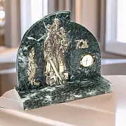 Часы с солдатом и мечом — фотография 1