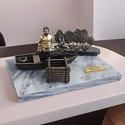 Бронзовый сувенир «Первый нефтяной промысел» с мраморным основанием — фотография 1